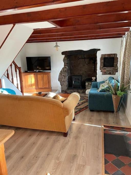 Traditional Stone Cottage In Heart Of The Village Llangwm  Extérieur photo